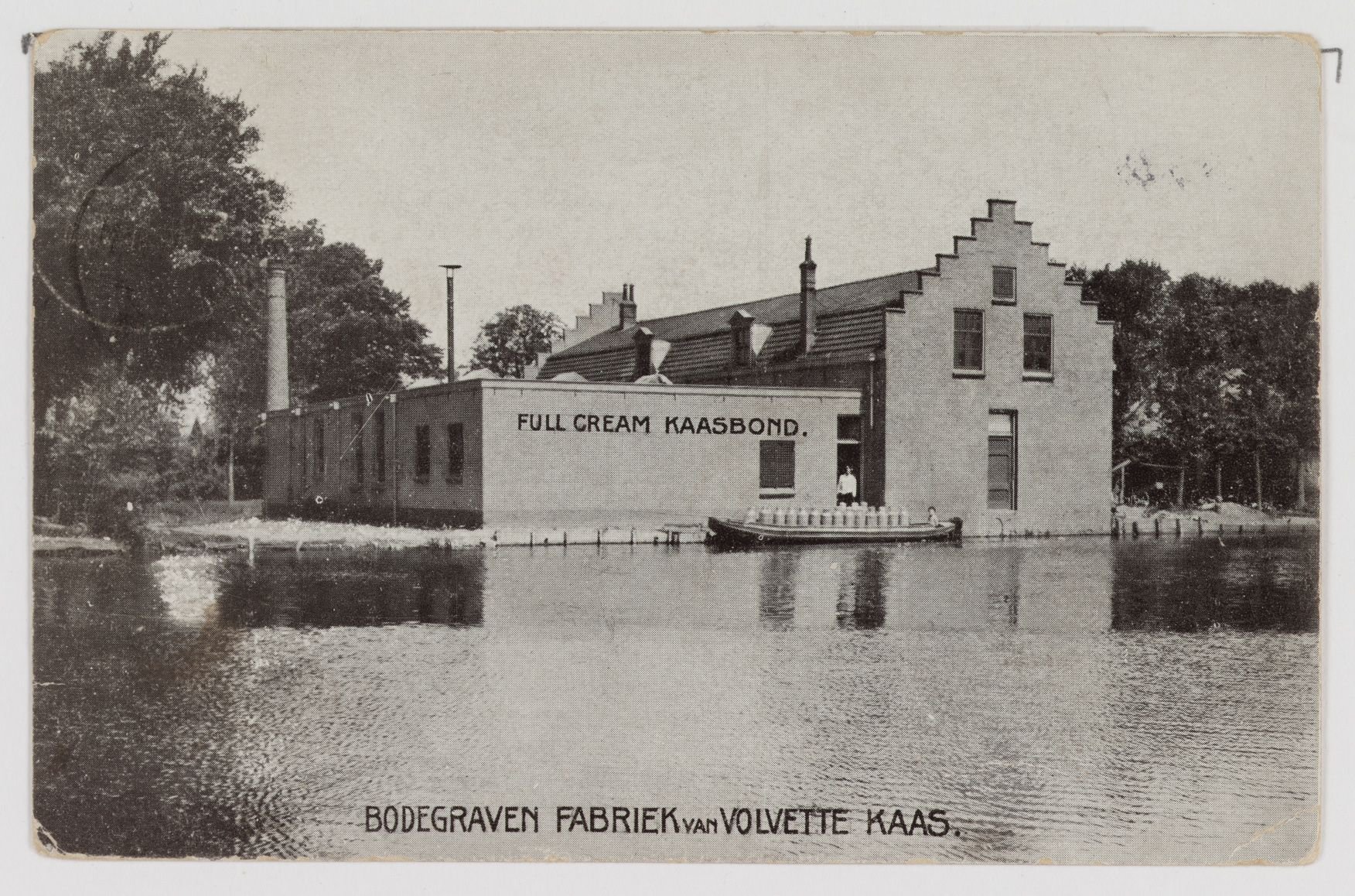 Bedrijfsprentbriefkaart van de achterzijde van de kaasfabriek, gezien vanaf het Jaagpad, 1913.