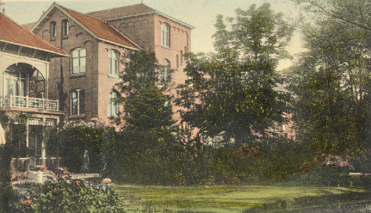 Het bedrijfspand van de firma Turkenburg met links één van de directievilla's, circa 1915.