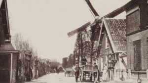 De Overtocht rond 1900 met de korenmolen van de familie Dam.
