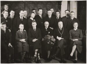 Burgemeester Vonk (vooraan, de tweede van rechts), zijn gezin en het voltallig gemeentepersoneel, 4 januari 1939 (fotonummer B0211).