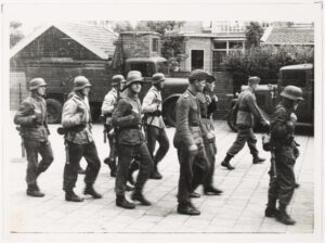 Duitse militairen in Bodegraven, een van de vele groepen mensen die het dorp tijdens de oorlog aandeed (fotonummer B0393).