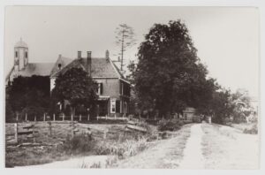 Gezicht op de hervormde kerk in Waarder vanaf het Kerkelaantje, rond 1900 (fotonummer D0207). Dit typische beeld van Waarder is tot op de dag van vandaag weinig veranderd.