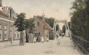 Gezicht op de Bruggemeestersstraat gezien richting het noorden, met de tolbrug op de achtergrond, rond 1890-1900 (fotonummer B0735).